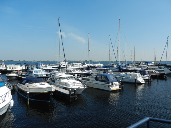 Boten aan de steigers in de jachthaven